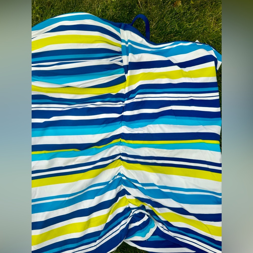 Tommy Bahama Swim Top - Beautiful stripes - Very flattering. XL - Full Bra - Picture 3 of 6